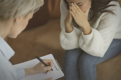 Женщина на приёме у психотерапевта