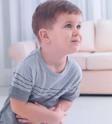 Ребенок держится за живот
